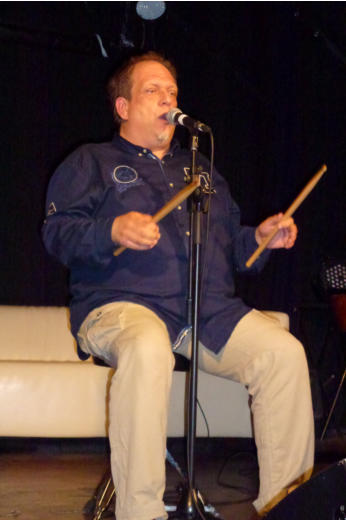 Dann wird getrommelt, was das Zeug hält! Drumsticks werden durch die Luft gewirbelt