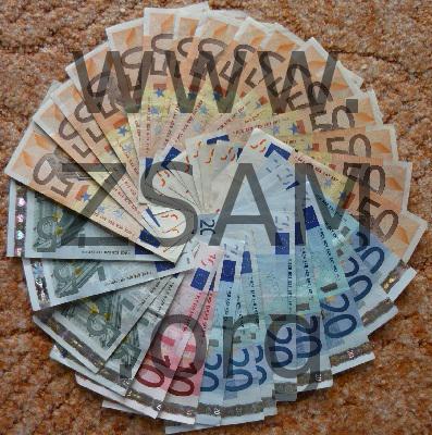 1000 Euro picture of Euro notes of overall EUR 1000.-